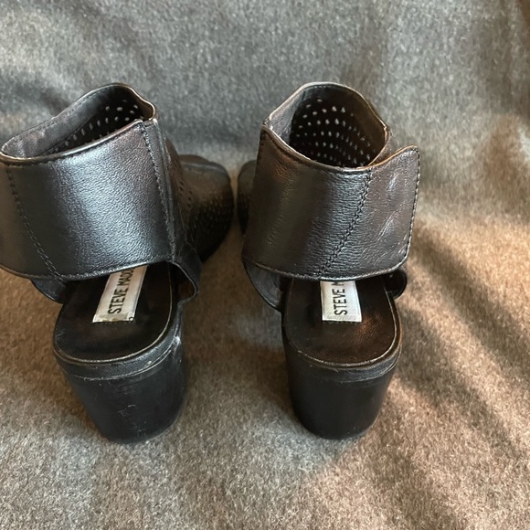 Steve Madden perforated shooties/booties black leather sz 7.5 - Picture 3 of 6